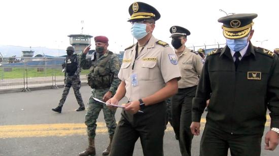 El general Pablo Ramírez visitó la cárcel de Latacunga, el 21 de diciembre de 2021. Ahora es parte de los cambios en el mando policial.