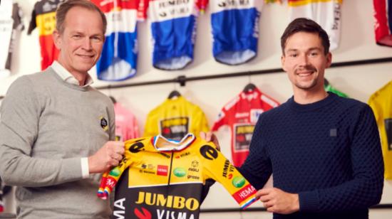 Merijn Zeeman (i), director del equipo, junto a Primoz Roglic (d), sostienen el maillot después de renovar el contrato del ciclista, el 22 de diciembre de 2021.