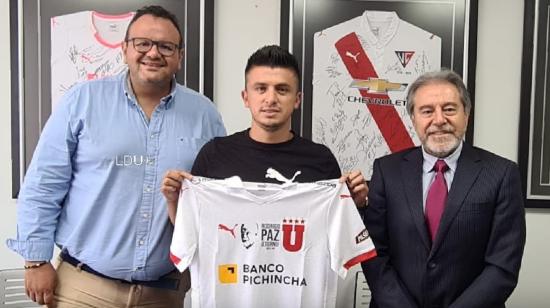 El jugador ecuatoriano, Andrés López (centro) muestra la camiseta de Liga de Quito, equipo por el que fichó para la temporada 2022, el 22 de diciembre de 2021.