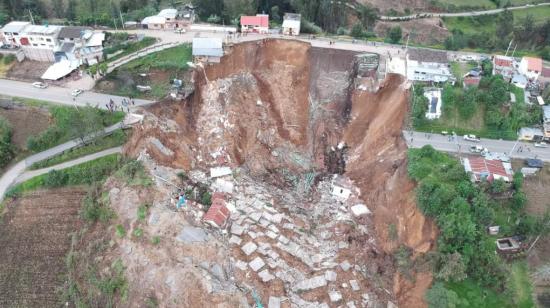 Un socavón en Chimbo, registrado la madrugada del 22 de diciembre de 2021, arrasó con 5 viviendas, una casa comunal, una cancha deportiva y parte de una vía.