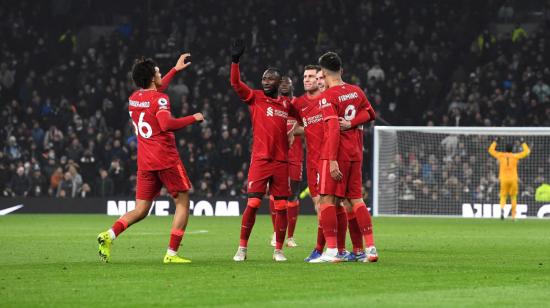 Los jugadores de Liverpool celebran su ventaja de 2-1 durante el partido de fútbol de la Premier League entre Tottenham Hotspur y Liverpool FC en Londres, el 19 de diciembre de 2021.