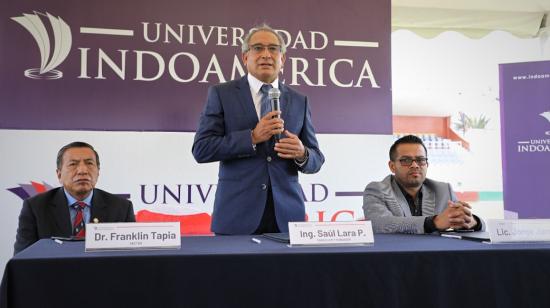 Saúl Lara, canciller de la Universidad Indoamérica, durante la firma de un convenio en Ambato, el 23 de diciembre de 2021.