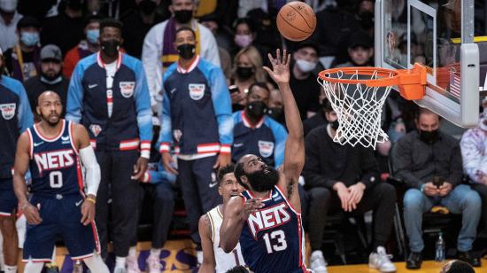 James Harden anota en el partido entre los Lakers y los nets Nets, el 25 de diciembre, en Los Ángeles.