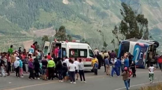 Un bus de la cooperativa Amazonas sufrió accidente en la vía Pelileo-Baños, sector Curva de la muerte, este 26 de diciembre de 2021.