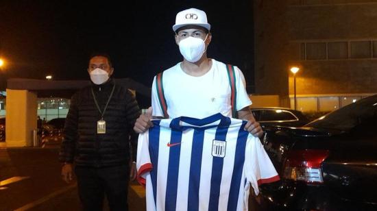 Darlin Leiton sostiene la camiseta de Alianza Lima a su llegada a Perú, el 26 de diciembre de 2021.