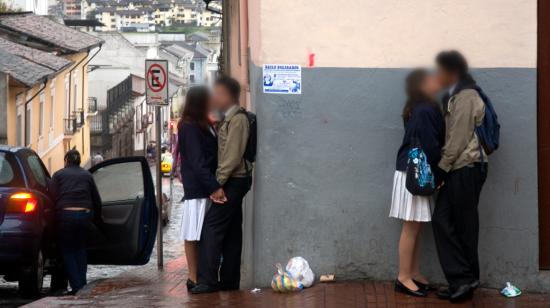 Dos parejas de adolescentes en el Centro Histórico de Quito.