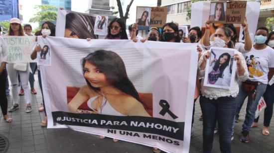 Familiares, amigos y activistas piden "Justicia para Naomi" en los exteriores de la Fiscalía del Guayas, el 27 de diciembre de 2021. Sigue pendiente el resultado de la autopsia.