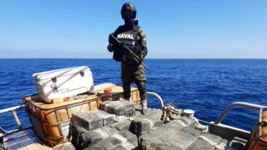 Más de cuatro toneladas de cocaína se incautó de dos narcosubmarinos en El Salvador, el 27 de diciembre de 2021. Entre los detenidos hay dos ecuatorianos.