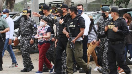 Ministra de Gobierno, Alexandra Vela, recorre la Penitenciaría del Litoral, este 28 de diciembre de 2021, día en que culmina el Estado de Excepción en las cárceles. 