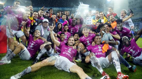 Los jugadores de Independiente del Valle, celebrando el título de la LigaPro en el Estadio Capwell, el 12 de diciembre de 2021.