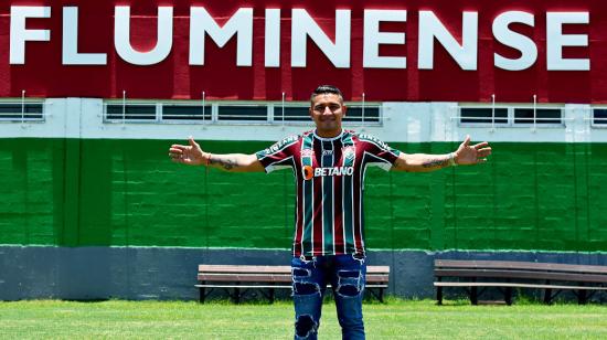 Mario Pineida abre sus brazos y posa con la camiseta de Fluminense, en el complejo deportivo del club, el 28 de diciembre de 2021.