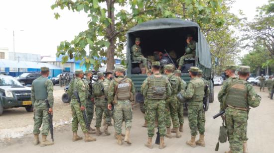 Personal de las FF. AA. en los exteriores de la Penitenciaría del Litoral, este 28 de diciembre de 2021. Los militares continuarán colaborando con la seguridad carcelaria desde exteriores.