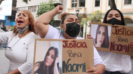 Activistas piden justicia para Naomi, en un plantón en los exteriores de la Fiscalía del Guayas. 