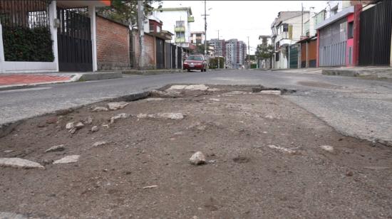 Imagen de una calle dañada en el norte de Quito, el 21 de diciembre de 2021.