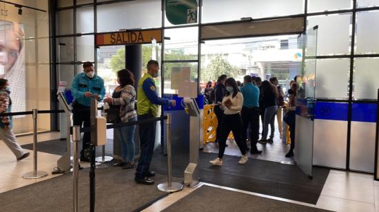 Personas presentan el carné de vacunación contra el Covid-19 en un centro comercial de Quito, el 23 de diciembre de 2021.