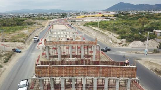 La vía Manta-Colisa, la más cara del país, luce abandonada. El Gobierno evalúa incluirla en el paquete de concesiones.