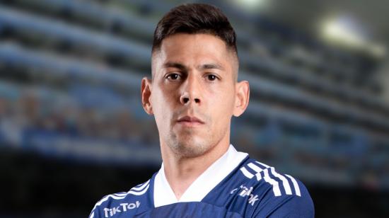 El futbolista argentino, Mauro Quiroga, posa con la camiseta de su nuevo club: Emelec.