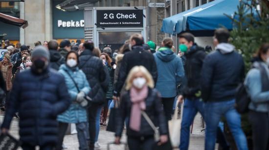 Peatones en una calle céntrica del norte de Alemania, el 1 de enero de 2022. 