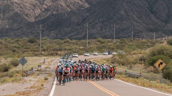 Los ciclistas viajan durante una etapa de la Vuelta a San Juan, en 2020. 