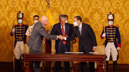El vicepresidente Alfredo Borrero y el presidente Guillermo Lasso y el nuevo canciller Juan Carlos Holguín, el 3 de diciembre de 2021.