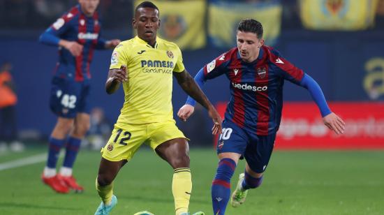 El defensa ecuatoriano Pervis Estupiñán asiste a un compañero en el partido entre Villarreal y Levante, el 3 de enero de 2022.