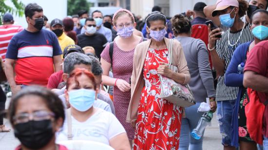 Personas caminan por las calles de Guayaquil, el 4 de enero de 2022.