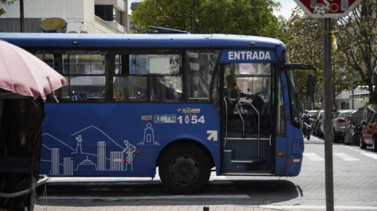 Un bus urbano en el sector La Mariscal, en Quito, el 5 de enero de 2022.