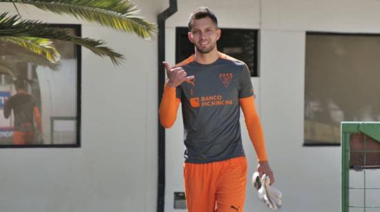 El arquero José Cárdenas, durante un entrenamiento con Liga de Quito, en Pomasqui, en octubre de 2021.