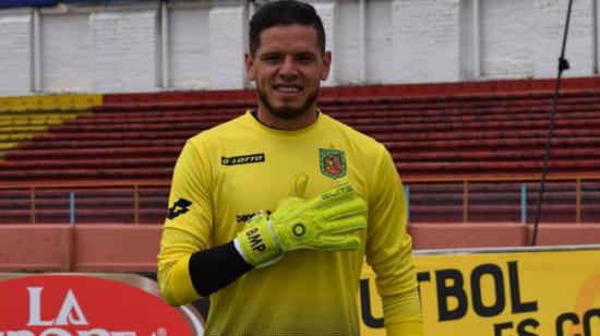 Brian Heras, antes de un partido con Deportivo Cuenca en el estadio Alejandro Serrano Aguilar, en 2021.