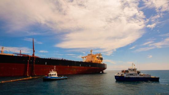 Una vista de buques petroleros en costas de Esmeraldas, en enero de 2022.