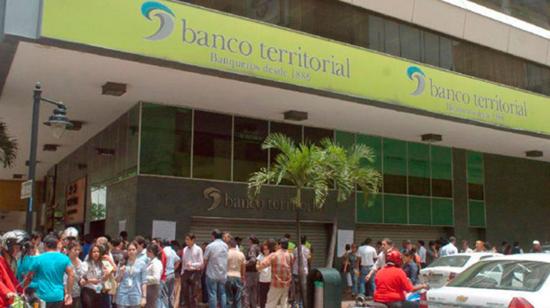 Fachada de una de las agencias del cerrado Banco Territorial en Guayaquil.