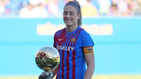 Alexia Putellas mira el Balón de Oro antes de un partido entre el Barcelona y el Athletic de Bilbao, en el Camp Nou, el 4 de diciembre de 2021.