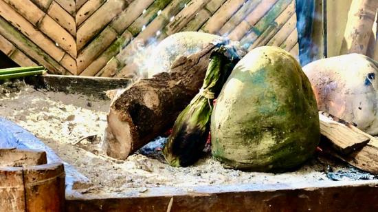 La tradición ecuatoriana de cocinar en una tulpa.