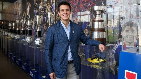 Luis Roggiero, gerente deportivo de la U. de Chile, posa junto a un trofeo en el museo del club, en octubre de 2021.