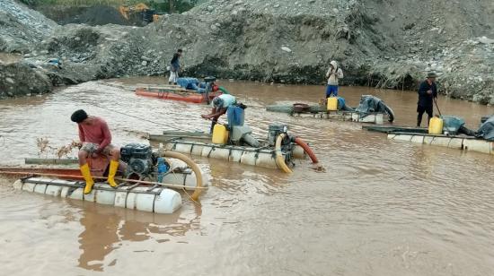 Bombas de succión de minería ilegal en el río Jatunyacu, en Napo, el 7 de enero de 2022.