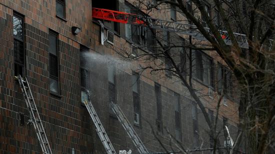 Escaleras de bomberos tras el incendio ocurrido en un edificio familiar del condado del Bronx, Nueva York (Estados Unidos), el 9 de enero de 2022. 