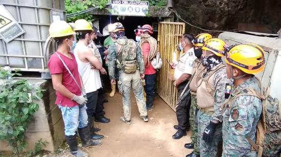 FF.AA., Bomberos y otros equipos de rescate encontraron dos cuerpos al interior de la mina San Antonio, en Zaruma, el 9 de enero de 2022.