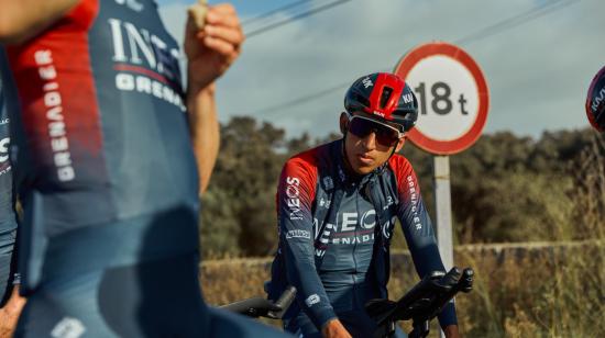 El pedalista colombiano, Egan Bernal, con el uniforme del Ineos.