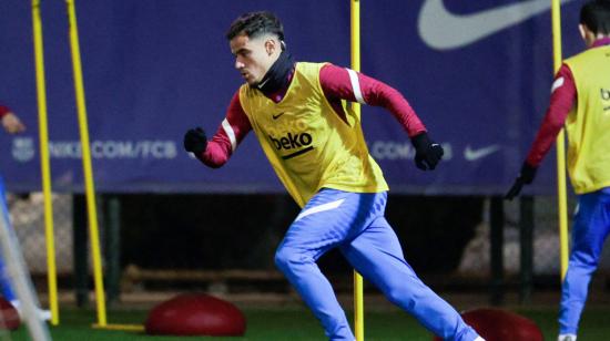 El jugador brasileño del FC Barcelona, Philippe Coutinho, durante el entrenamiento del primer equipo en las instalaciones de la Ciudad Deportiva.