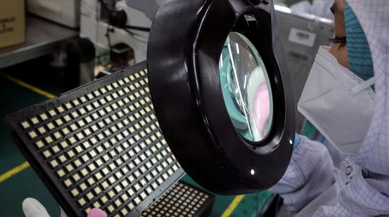 Un trabajador inspecciona chips semiconductores en la planta Unisem, Malasia.