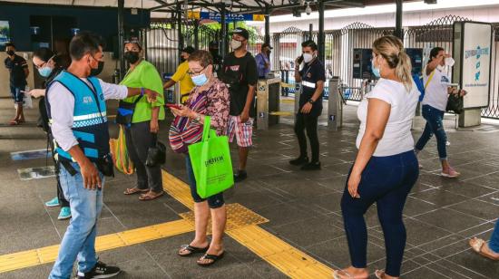 Personal de la Metrovía realiza controles de bioseguridad a los pasajeros. Y desde este 12 de enero, se solicitará el carné de vacunación, de forma aleatoria.