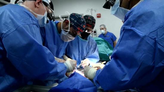 Médicos durante el trasplante de corazón de cerdo a un hombre en Estados Unidos.