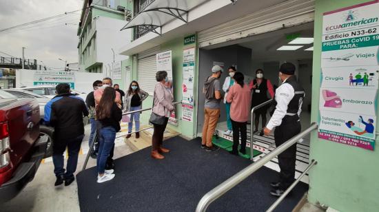 Personas hacen fila en las afueras de un laboratorio privado para hacerse una prueba PCR, el 11 de enero de 2022.