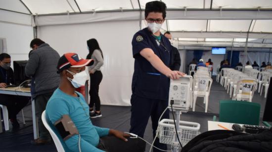 Un hombre es atendido por un médico del Hospital Quito Sur, el 10 de enero de 2022.