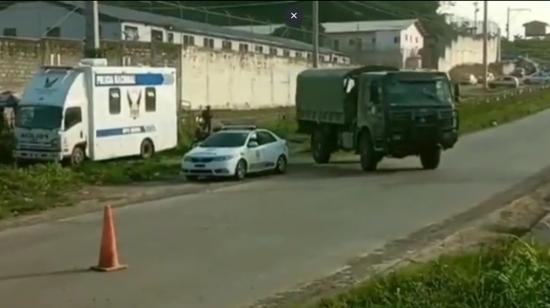 Captura de pantalla de vehículos de la fuerza pública estacionados en los exteriores de la cárcel de Esmeraldas, el 11 de enero de 2022.