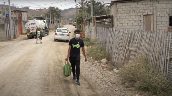 Un hombre camina por las calles de Monte Sinaí, en Guayaquil, el 28 de noviembre de 2021.