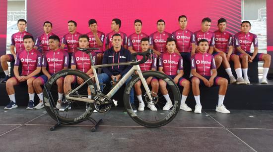 Los ciclistas del Team continental Banco Guayaquil Ecuador durante la presentación de la nómina, el miércoles 12 de enero de 2022, en el estadio del Independiente del Valle. 