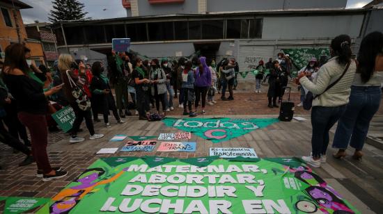 Colectivos feministas hacen un plantón en las afueras de la Asamblea Nacional, el 11 de enero de 2022, para pedir la aprobación de la ley que garantiza el aborto en casos de violación.