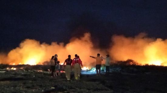 Un incendio forestal en San Vicente, Manabí, consumió entre 20 a 30 hectáreas de vegetación, la noche del 12 de enero de 2022.