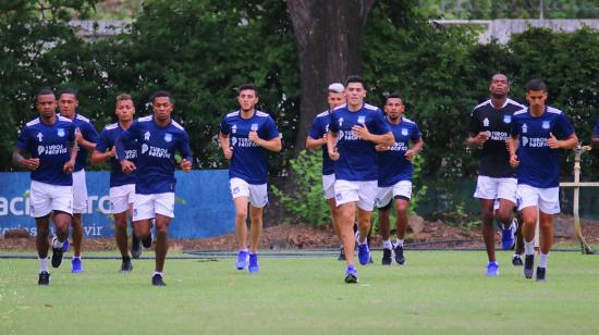 Los futbolistas de Emelec entrenan en el Complejo de Samanes, en Guayaquil, el 12 de enero de 2022.